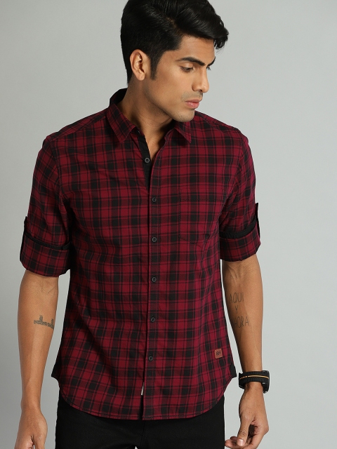 

The Roadster Lifestyle Co Men Maroon & Black Regular Fit Checked Casual Shirt