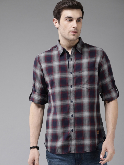 

Roadster Men Maroon & Navy Blue Regular Fit Checked Casual Shirt