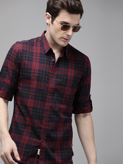 

Roadster Men Red & Navy Blue Regular Fit Checked Casual Shirt