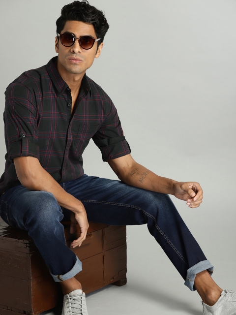 

Roadster Men Black & Red Regular Fit Checked Casual Shirt
