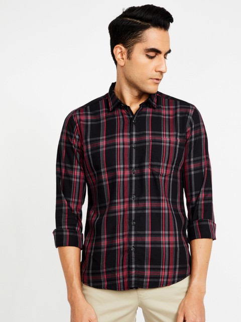 

Forca by Lifestyle Men Black & Red Slim Fit Checked Casual Shirt