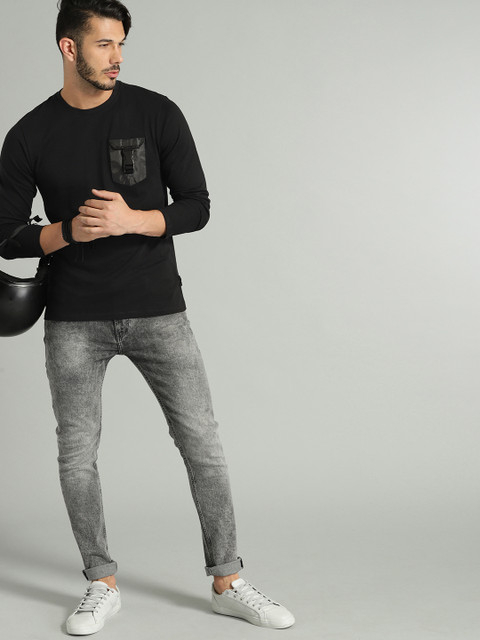 

Roadster Men Black Solid Round Neck T-shirt