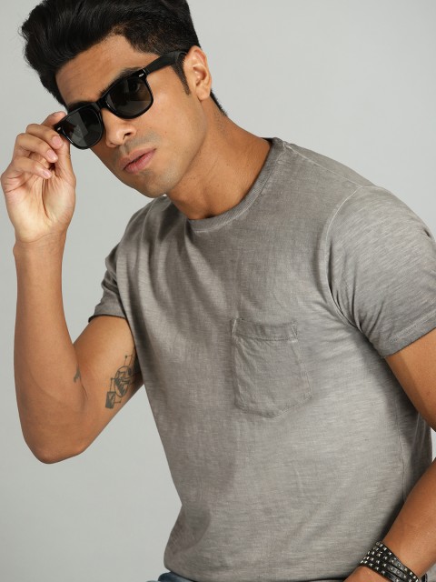 

Roadster Men Grey Solid Round Neck T-shirt
