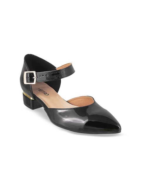 

Metro Women Black Solid Sandals