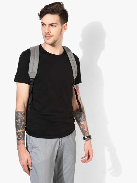 

Black Solid Regular Fit Round Neck T-Shirt