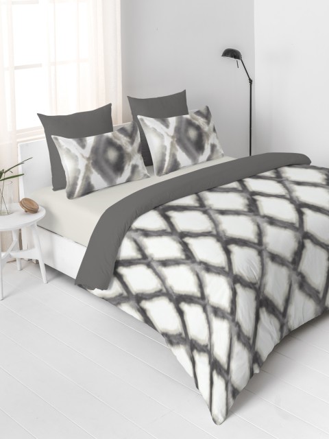 

DDecor Grey & White Abstract Flat 136 TC Cotton Bedsheet with 2 Pillow Covers