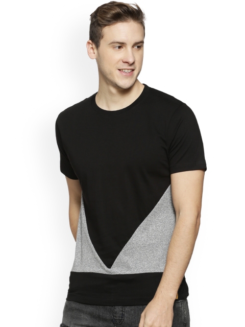

Campus Sutra Men Black Colourblocked Round Neck T-shirt