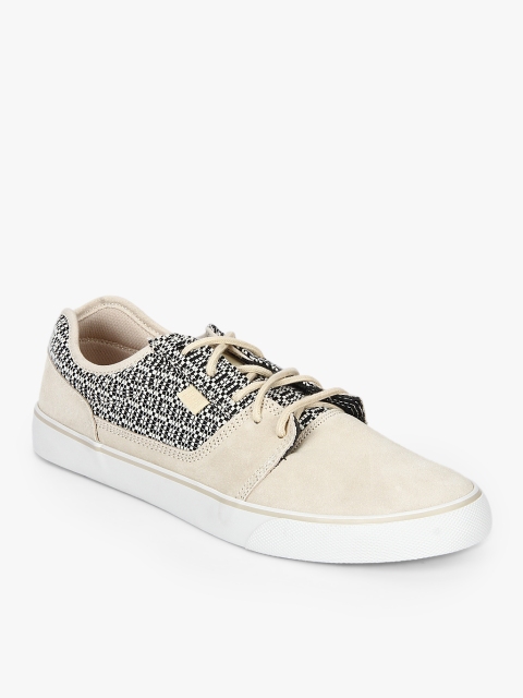 

DC Men Beige & Black Printed Sneakers