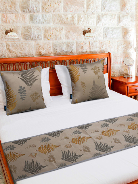 

S9home by Seasons Khaki & Gold-Toned Bed Runner with Cushion Covers