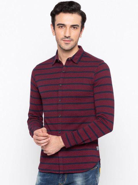 

Status Quo Men Red & Navy Blue Slim Fit Striped Casual Shirt