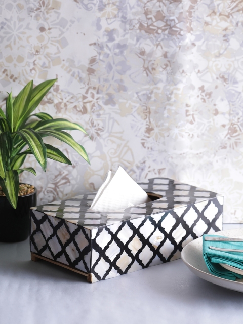 

VarEesha Off-White & Black Printed Cris Cross Sea Shells Tissue Holder