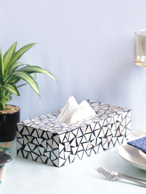 

VarEesha Off-White Printed Sea Shells Tissue Box Set