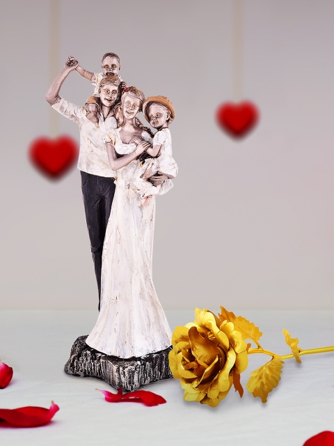 

Archies Multicoloured Combo of Love Figurine & Rose, Multi