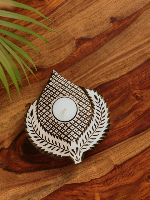

Resplendent Leaf' Hand-Carved Block Tea-Light Holder In Sheesham Wood, Brown