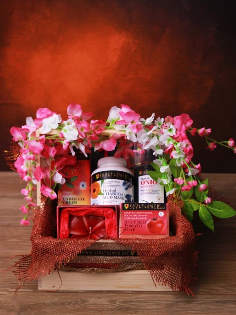 

Soulflower Unisex Shine Clean Beauty Basket Gift Set, Red