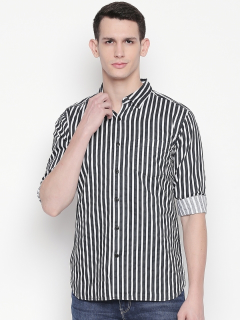 

BYFORD by Pantaloons Men Black & White Slim Fit Bengal Striped Casual Shirt