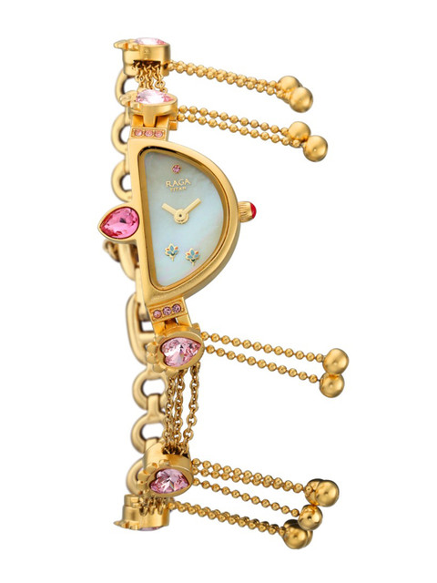 

Titan Women Silver-Toned Analogue Watch 95088YM01