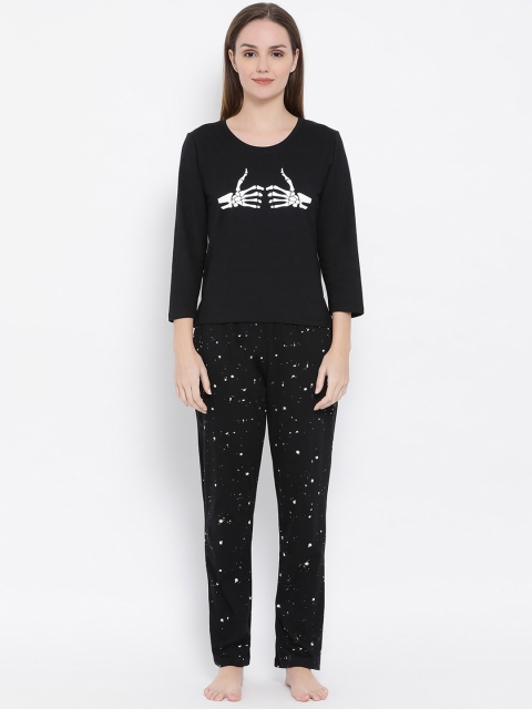 

Clovia Women Black & White Printed Night suit LS0293P133XL