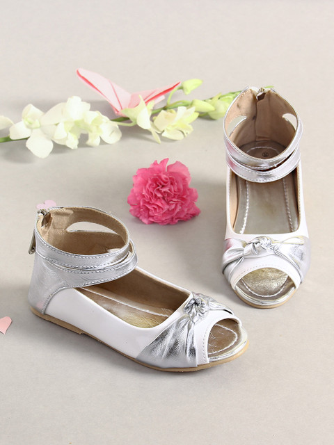 

Walktrendy Girls White Solid Open Toe Flats