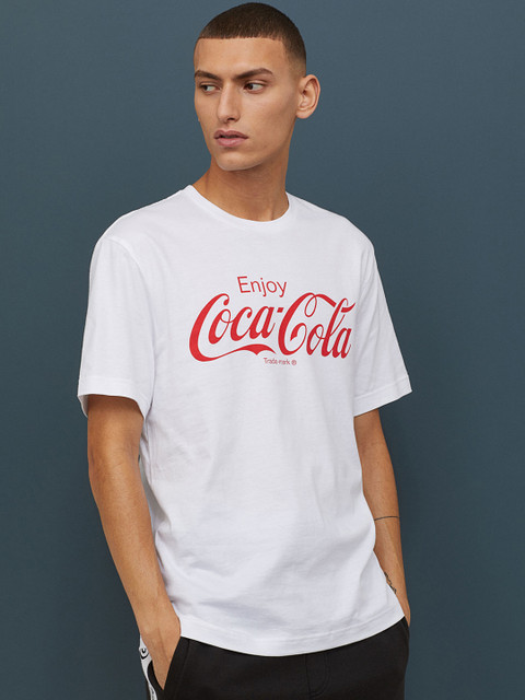 

H&M Men White & Red T-shirt with a Motif