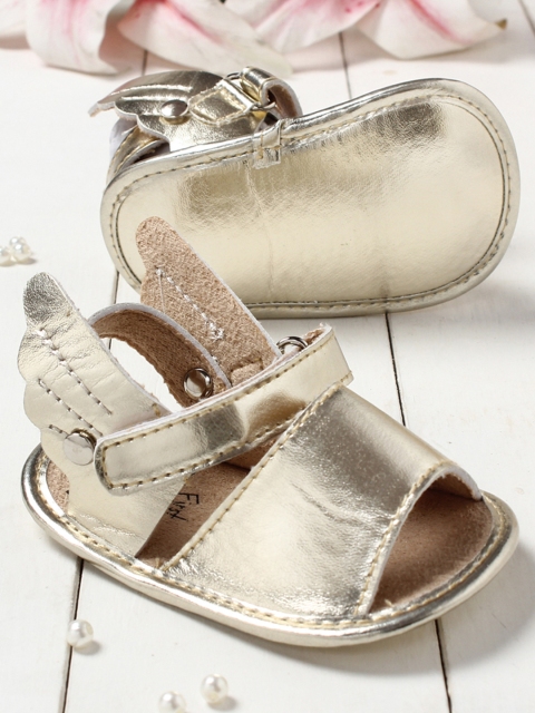 

Walktrendy Infant Girls Gold-Toned Solid Wing Applique Booties