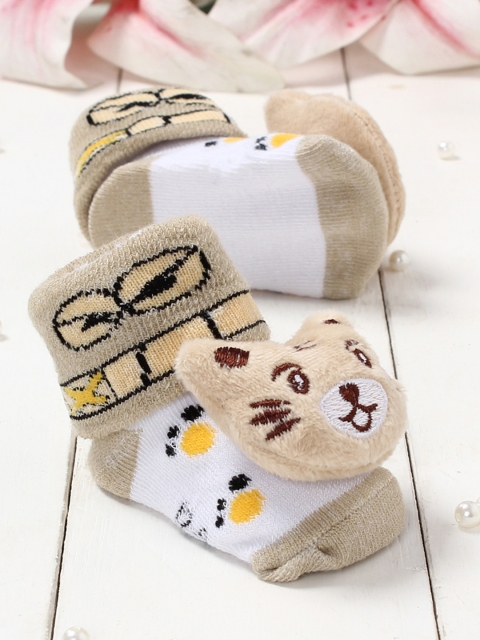 

Walktrendy Infants Beige & White Cat Applique Booties