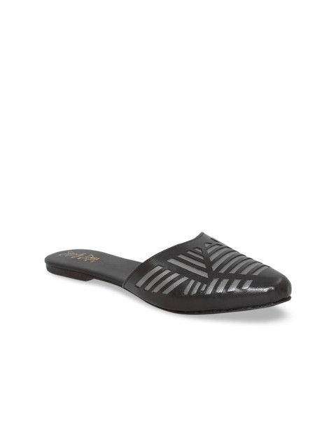 

Siendo Desi Women Grey Printed Mojaris