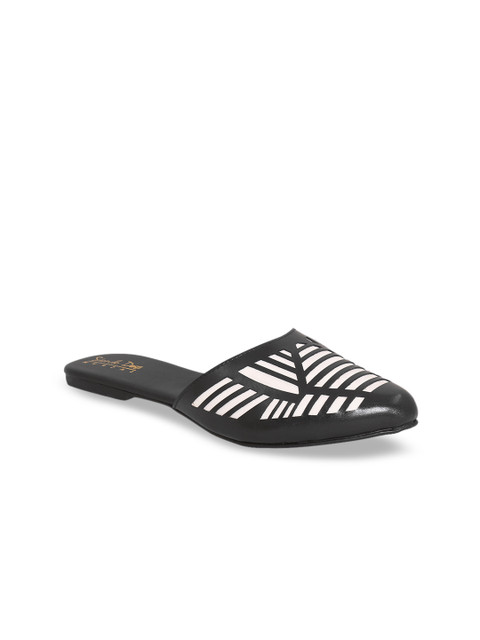 

Siendo Desi Women White Textured Mules