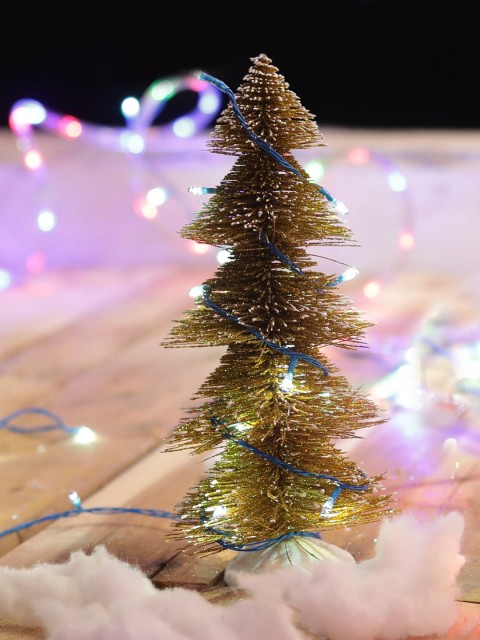 

TAYHAA Gold-Toned Christmas Tree Showpiece