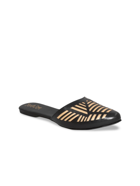 

Siendo Desi Women Black Solid Mules