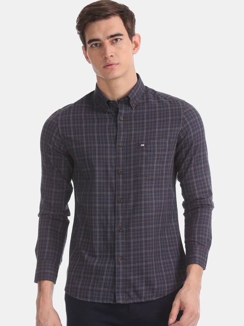 

Arrow Sport Men Grey & Black Slim Fit Checked Casual Shirt
