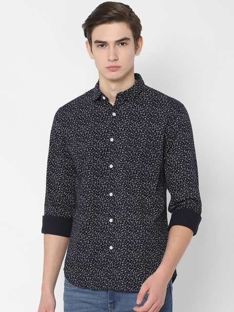 

People Men Black & White Regular Fit Printed Casual Shirt