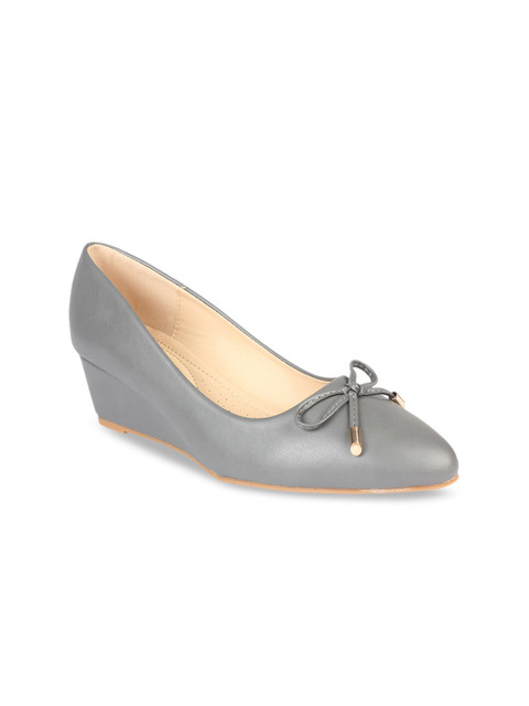 

Flat n Heels Women Grey Solid Pumps