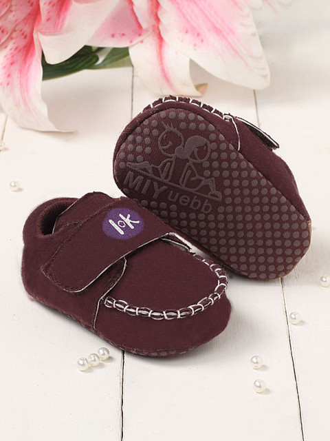 

Walktrendy Infant Boys Brown Solid Booties