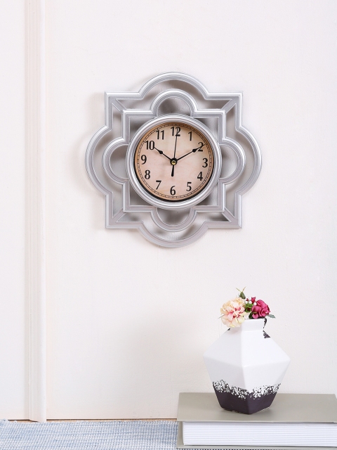

TAYHAA Silver-Toned Geometric Solid 13 cm Analogue Wall Clock