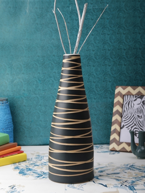 

VarEesha Black & Beige Criss-Cross Textured Ceramic Vase