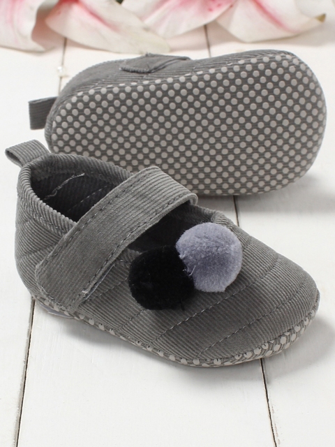 

Walktrendy Infant Girls Grey Solid Booties