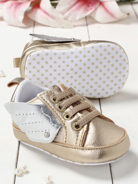 

Walktrendy Girls Gold-Toned Solid Booties