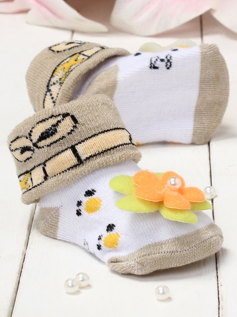 

Walktrendy Girls Beige & White Printed Floral Applique Booties