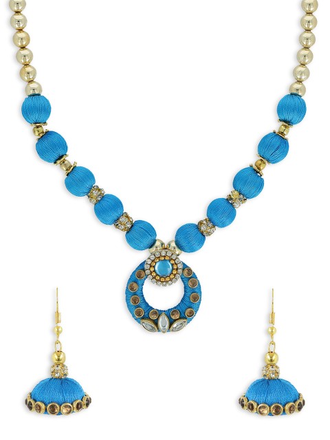 

AKSHARA Girls Blue & Gold-Toned Kundan Studded Handcrafted Beaded Jewellery Set