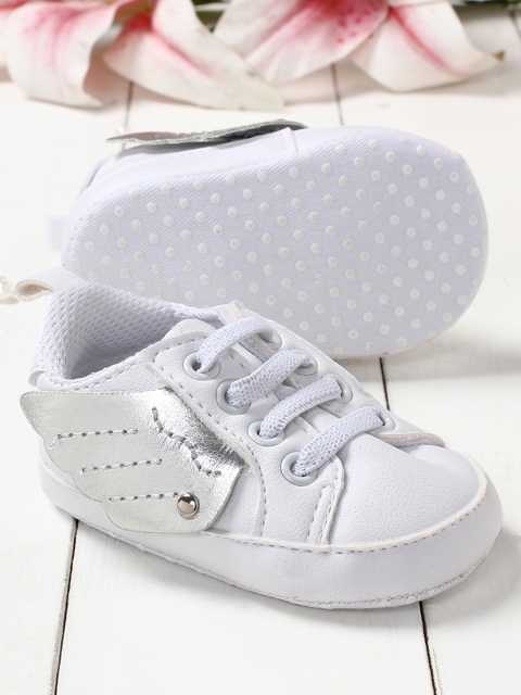 

Walktrendy Infants White Solid Booties
