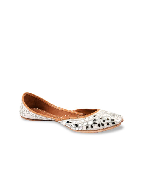 

DESI COLOUR Women White Embellished Leather Mojaris