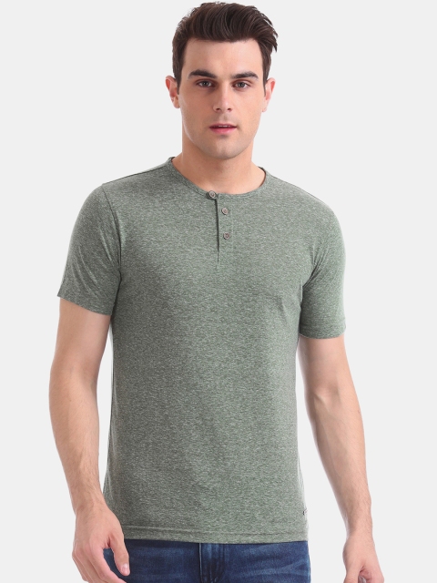 

Cherokee Men Green Solid Henley Neck T-shirt