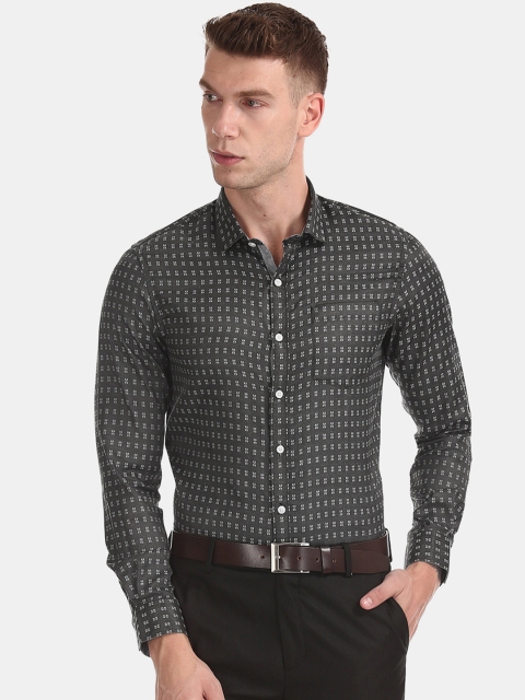 

Excalibur Men Grey & Off-White Regular Fit Printed Semiformal Shirt