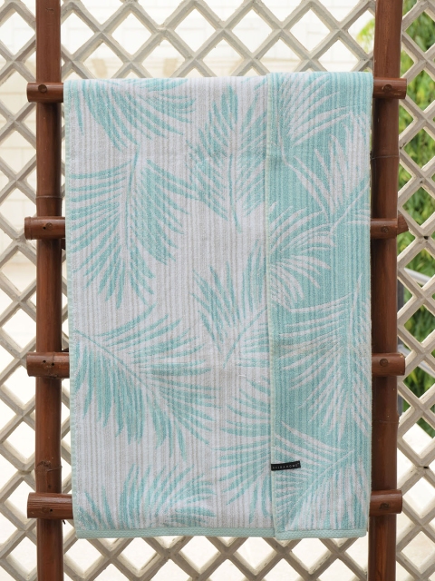 

Avira Home White & Blue Printed Reversible Cotton 600 GSM Bath Towel