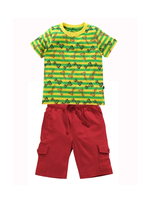 

KiddoPanti Boys Yellow & Maroon Printed T-shirt with Cargo Shorts