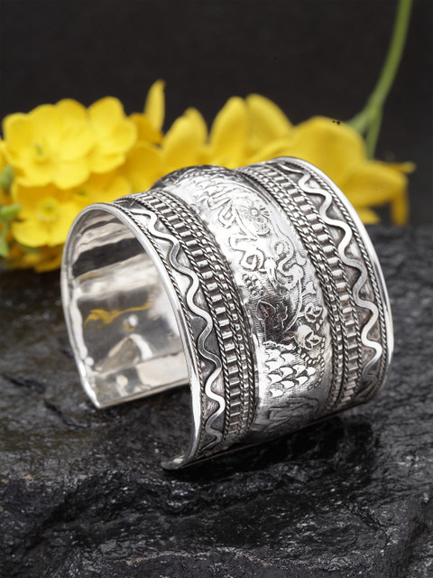 

Moedbuille Silver-Toned Handcrafted Oxidised Bracelet