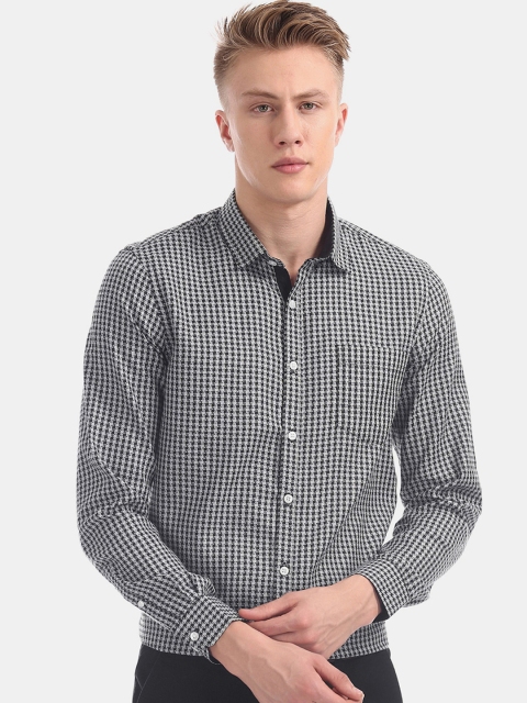 

Excalibur Men Black & White Regular Fit Printed Semiformal Shirt
