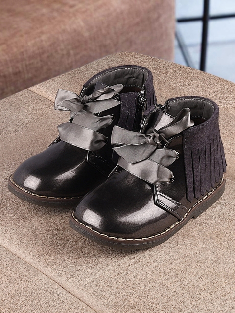 

Walktrendy Girls Black Solid Mid-Top Flat Boots