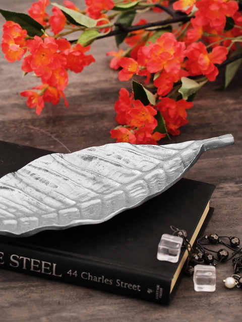 

Pure Home and Living Metallic Small Leaf Shaped Serving Platter